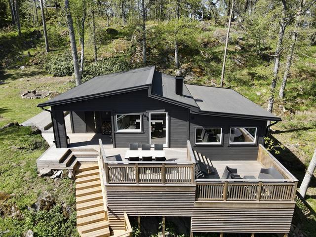 Mysiga terrasser runt huset