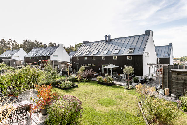 Varm välkomna till Bytorgsvägen 11 och detta smakfulla parhus med en fantastisk trädgård på husets baksida!