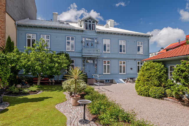 Välkommen till det vackra Blå Huset på Östergatan 7!