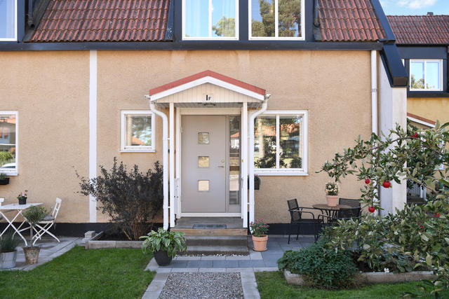 Stenbelagd uteplats på entrésidan