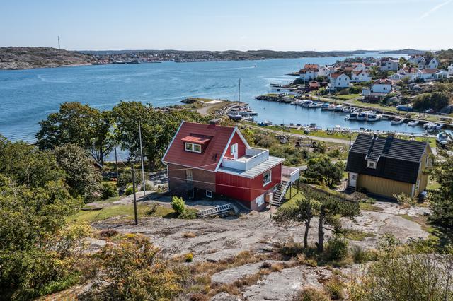 Högt och fritt läge med utsikt mot småbåtshamnen och havet.