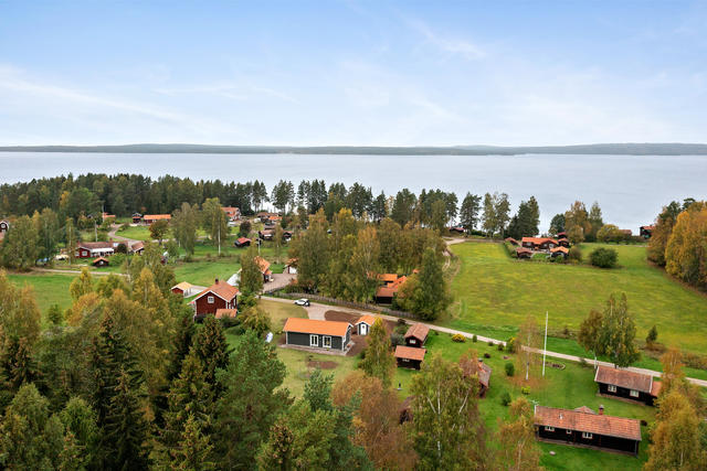 Laknäs Ängesvägen 8!
(äldre bild där marken och uteplatsen ej är klar)