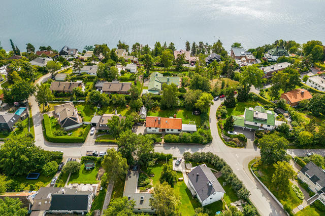 Med ett sjönära läge i populära Högberga. Varmt, välkommen till Höguddsvägen 13 i Lidingö