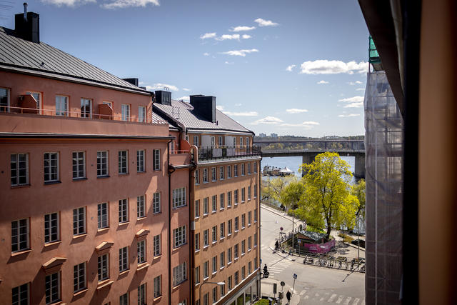 Från bostadens fönster har man en fin vy ner över Bergsundsstrand och vattnet