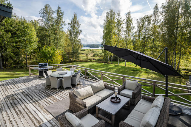 Stor uteplats med sjöutsikt