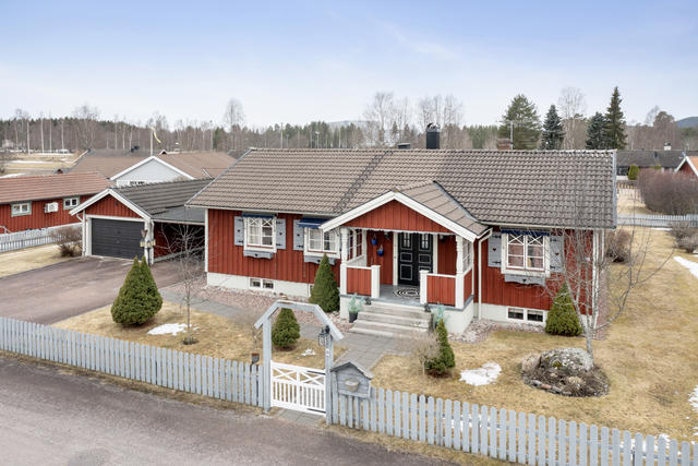 Välskött och trevligt enplanshus med källare i populära området Knippboheden i Insjön.