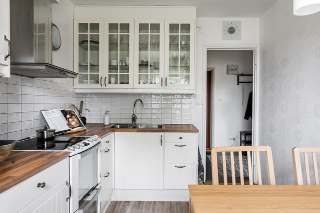 Rymligt smakfullt kök med matplats, bra med arbetsyta och förvaring.
