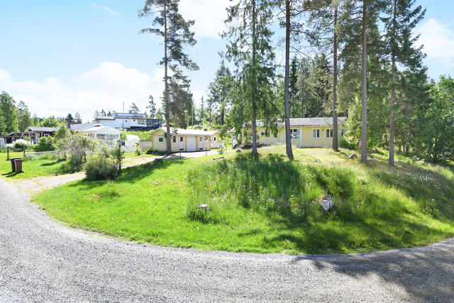 Hörntomt belägen på en höjd