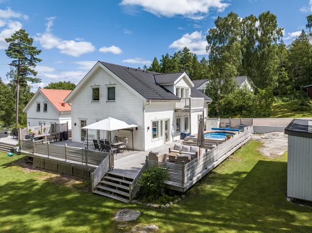 Välkommen till Bredehall 55 Här erbjuds en fantastisk villa i toppskick!