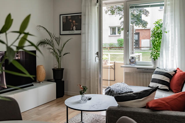 Trivsamt vardagsrum med tillgång till balkong