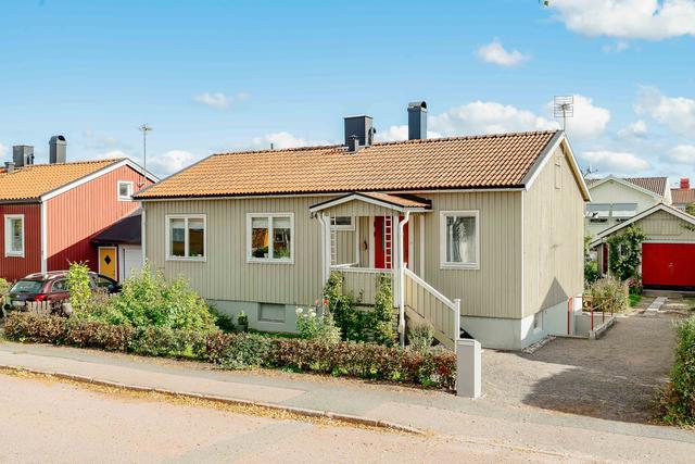 Varmt välkomna till Bergagatan 34 och denna välskötta och trivsamma fastighet!