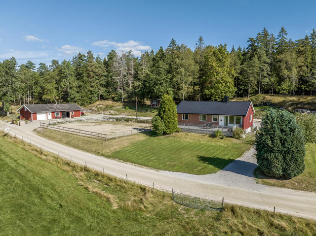 Funktionell liten hästgård med fint läge