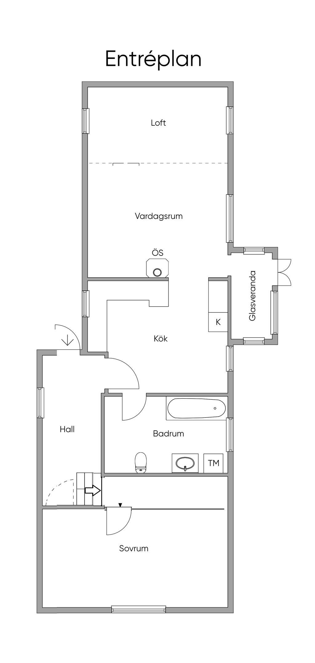 Loftet i vardagsrummet nås via stege. Från hallen är det en halv trappa upp till sovrummet och till loftet som kan användas som sovrum/kontor. En halv trappa ner från hallen nås en liten oinredd källardel.