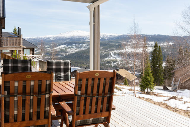 Härlig utsikt över Renfjället och Indalsälven från altanen med fint solläge
