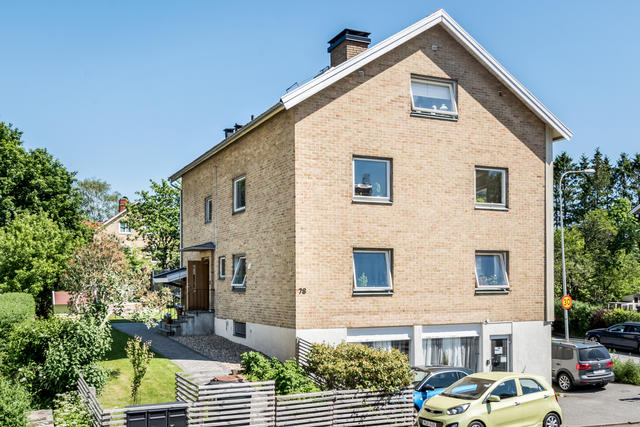 Varmt välkommen till underbara Sävedalen! Bo här i en lättskött lägenhet med tillgång till stor trädgård!