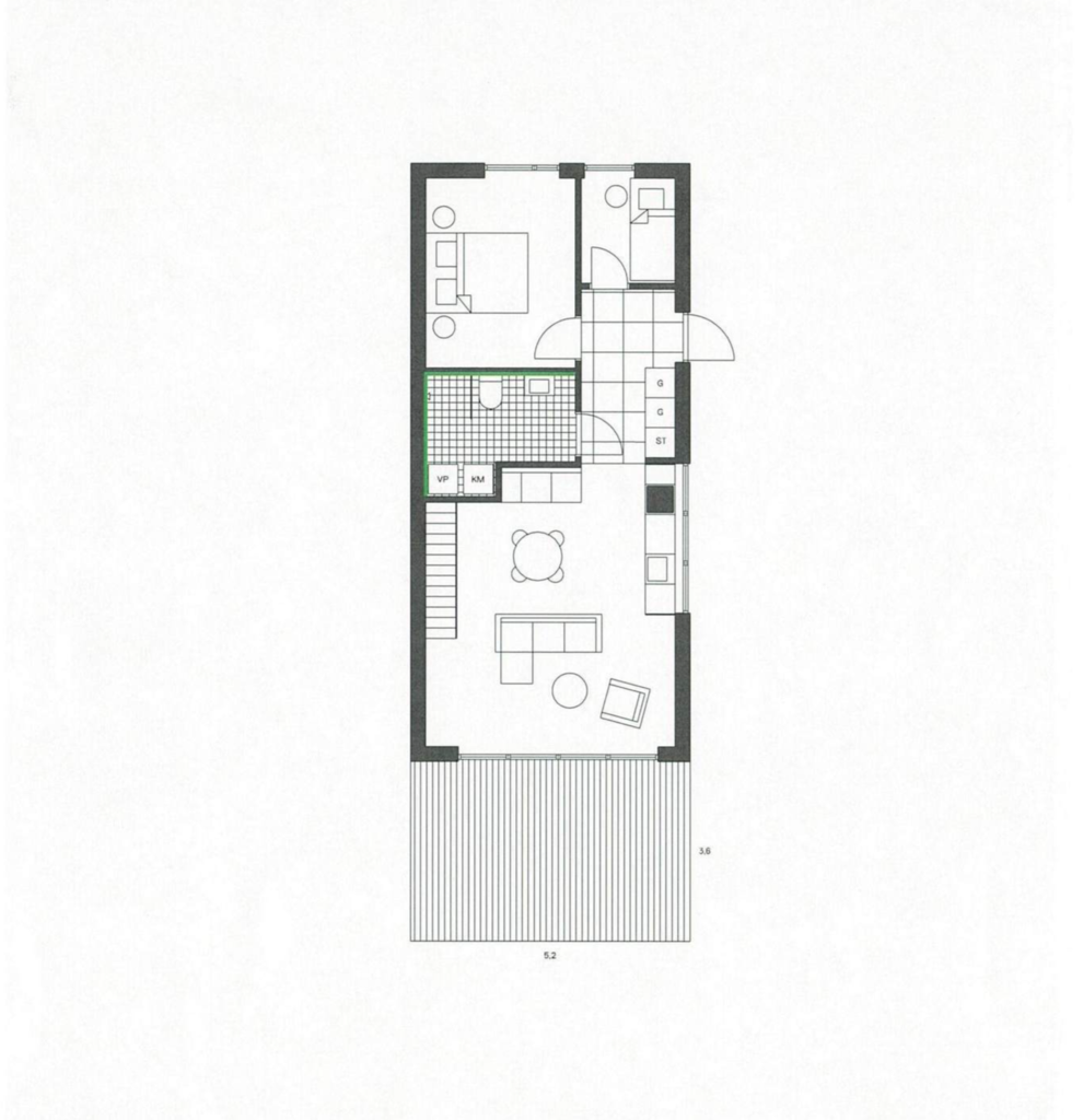 Entréplan med master bedroom, barnrum/kontor, badrum samt kök / vardagsrum med takhöjd upp i nock och utgång till altan med spa-bad.