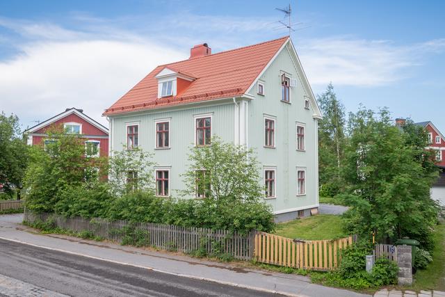 Entreplan består av en lägenhet/våning på ca 105 m².
1 trappa upp finns en lägenhet/vånig på ca 110 m².
Högst upp finns två lägeheter på ca 50 m², respektive ca 25 m²