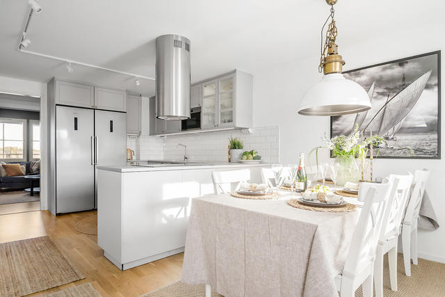 Helrenoverat och välplanerat kök med gott om förvaring och fina arbetsytor. Här finns plats att umgås medan middagen tillreds