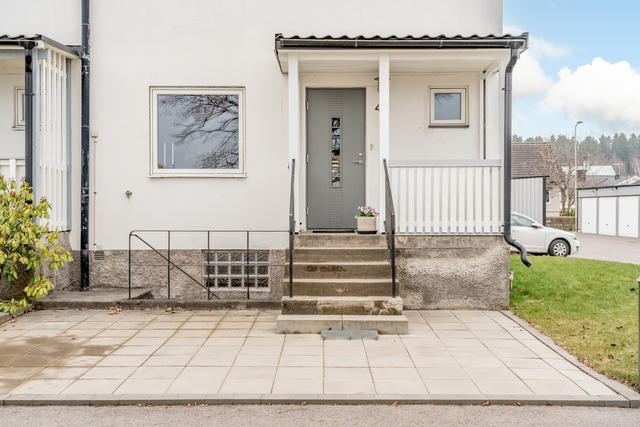 Entré och groventré till vänster