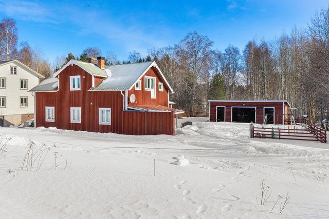 Uthus, staket och parkeringsplats ligger utanför tomtgräns men nyttjas av nuvarande ägare.