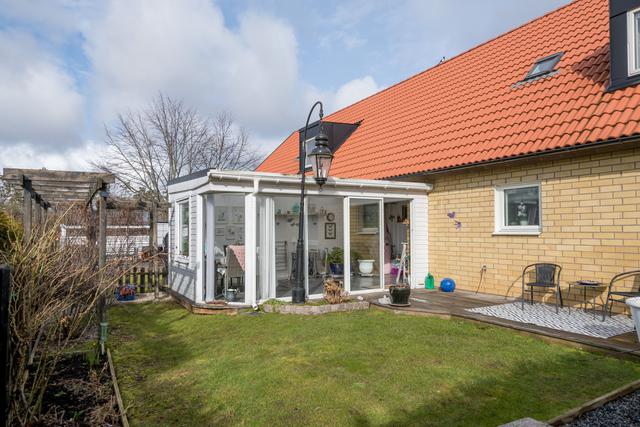 Uteplats med grästäppa