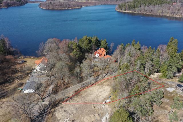 De utritade linjerna är endast till för att kunna bilda en uppfattning om tomtens placering och storlek. Korrekta tomtgränser är utmärkta av lantmätare och det finns markering för detta.