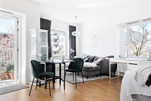 Ljus hörnetta i mycket fint skick och med balkong i västerläge