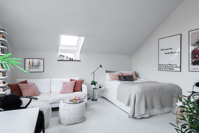 Allrummet har plats för både säng, soffa och matbord