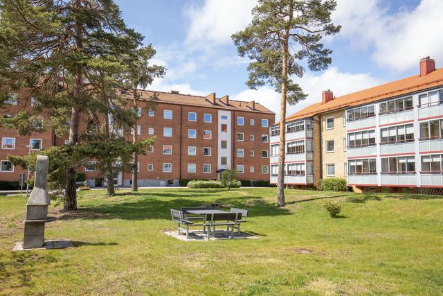 Stor fin innergård med grillplats