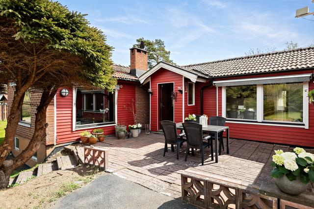 Stensatt uteplats med fint solläge