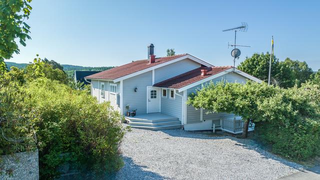 Entrésida med parkeringsmöjligheter
