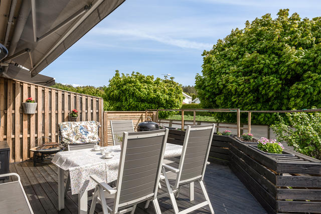 Rymlig gavelaltan i söder som lämnar plats för grill och sällskap av nära och kära.
