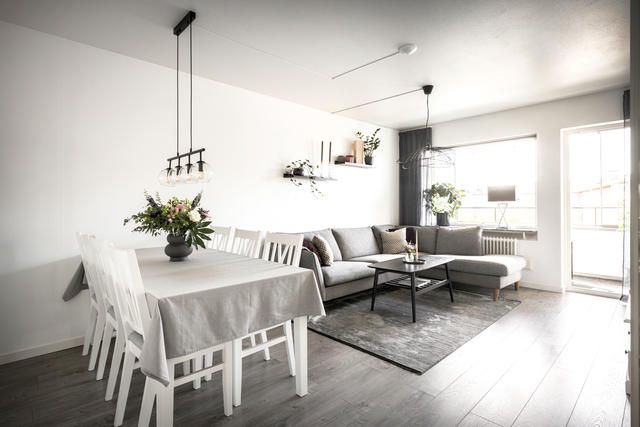 Rymligt och ljust vardagsrum med gott om plats för familj och vänner.