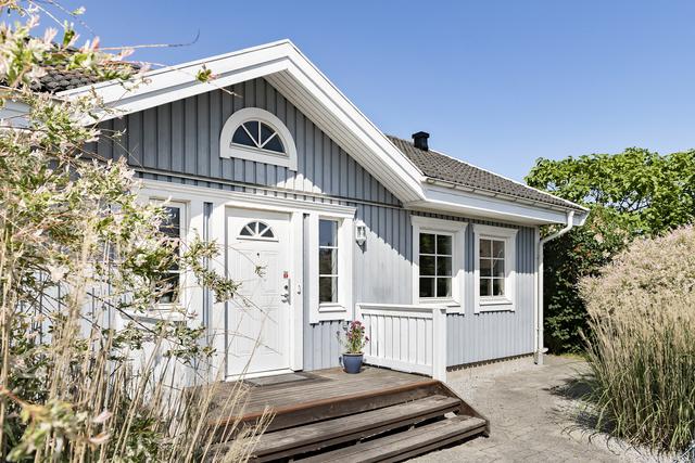 Välkommen till Glasyrgatan 1 - Ett fint 1-planshus på lummig hörntomt.