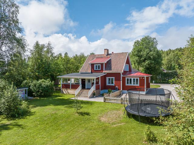 Välkommen till en underbar familjevilla med bra läge på lugnt område i centrala Leksand.