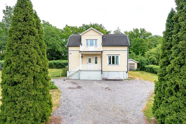 Husets framsida med uppfart