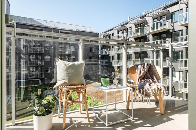 Stor balkong i söder med plats för både loungesoffa och caféset