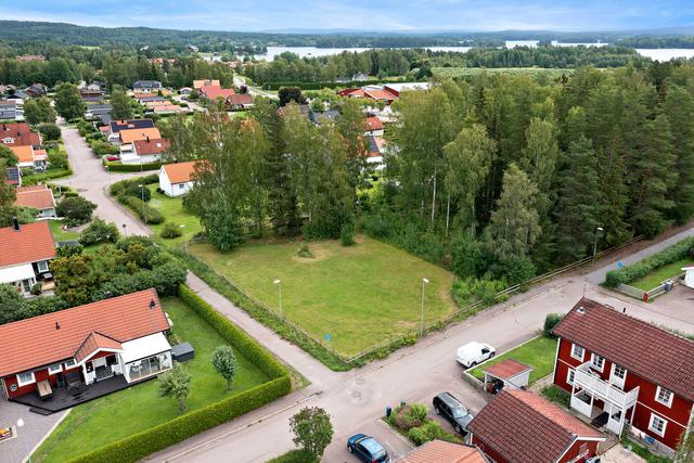 Hörntomt på mycket eftertraktad adress.