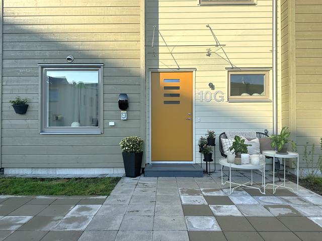 Välkomna hit! Här finns 2 bilplatser, el- bilsladdare och solceller.