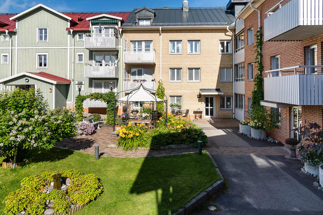 Entré mot innergård