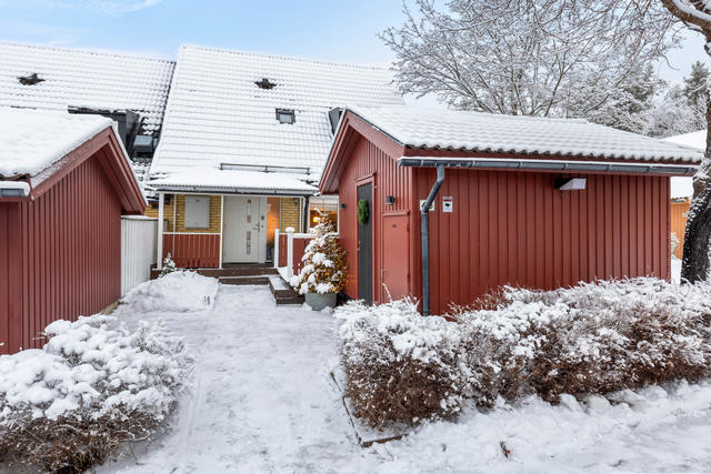 Varmt välkommen till renskullen 48, radhus i bostadsrätt belägen på hörna med ett fristående isolerat förråd.