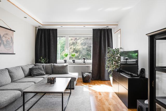 Ljust vardagsrum med inbyggda spotlights i taket