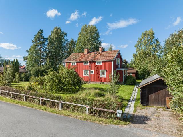 Välkommen till denna fantastiska villa belägen i det omtyckta området Åkerö.