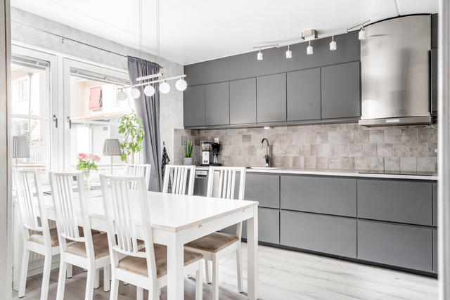 Stilrent kök med vitvaror i rostfritt och bra utrymme för matplats