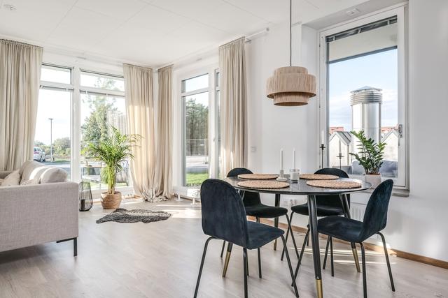 Ljust kök och vardagsrum