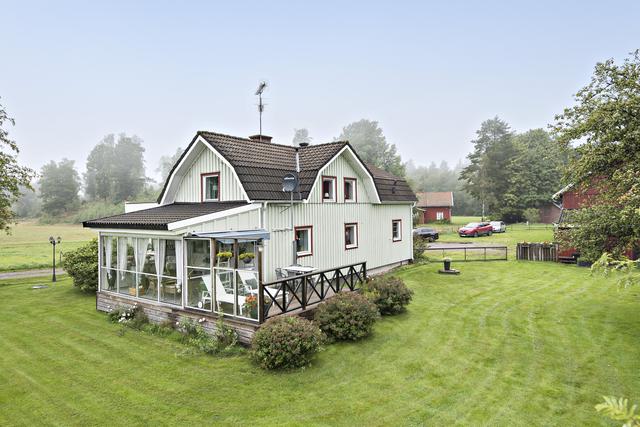 Trädgårdens baksida med skogar och ängar som omringar fastigheten
