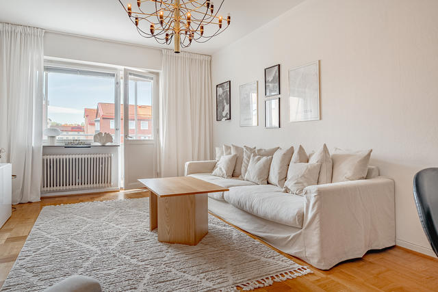Varmt välkommen till Sturegatan 16A och denna trivsamma genomgångsbostad med balkong i härligt västerläge mot skyddad innergård!