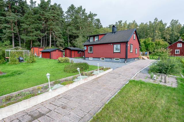 Huvudbyggnad, garage samt förrådsbyggnad x2