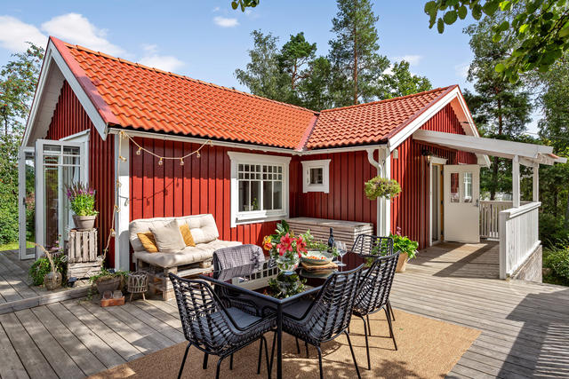 Välkomna till ett inflyttningsklart hem med underbar känsla både ute och inne