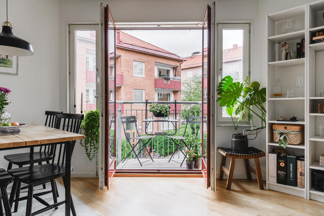 Dubbeldörrar leder oss ut till bostadens mysiga balkong